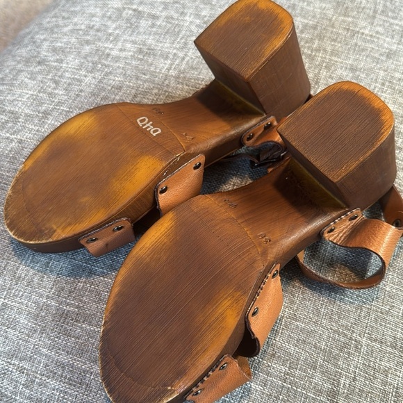 Sophia Milano Italian Leather Sandals - Picture 6 of 10